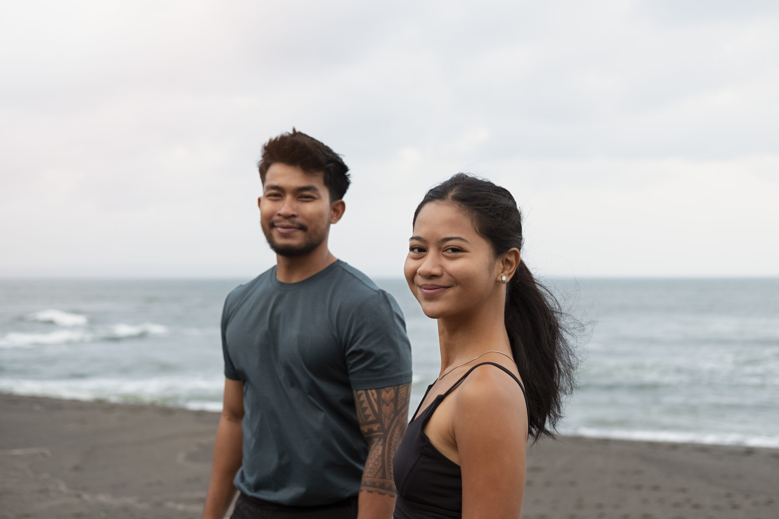 side-view-smiley-people-seaside